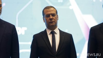 Медведев предложил оперативно передать конфискованную технику бойцам в зону СВО