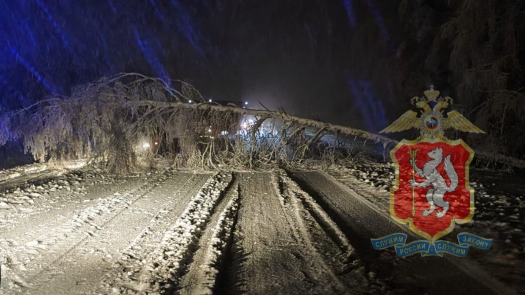 Уральские трассы замело. Высота снежного покрова превысила 10 см