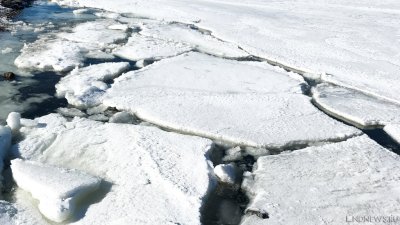 В Татарстане снегоход с пассажирами провалился под лед
